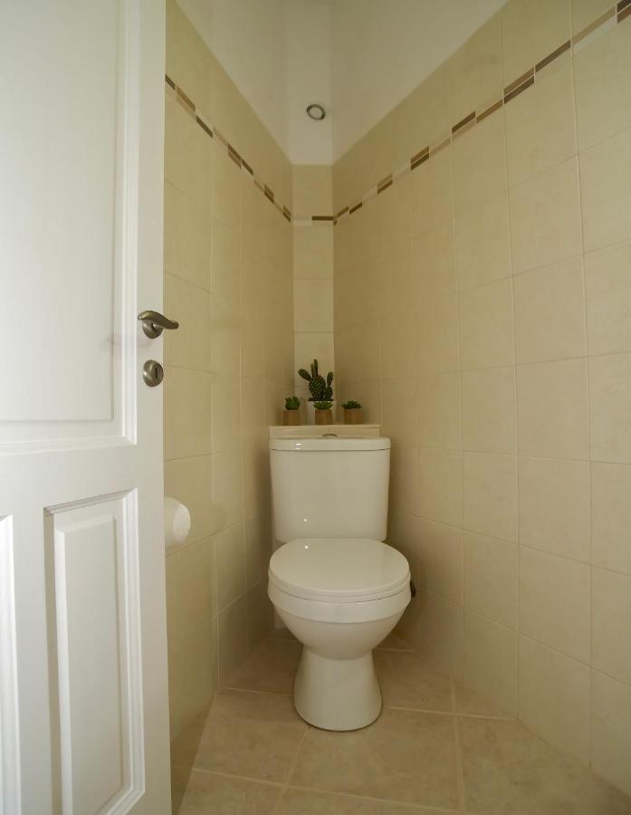 The Bluehouse - Spacious Top Floor Flat With Parking, By Mon Repos Beach Corfu (city) Exterior foto