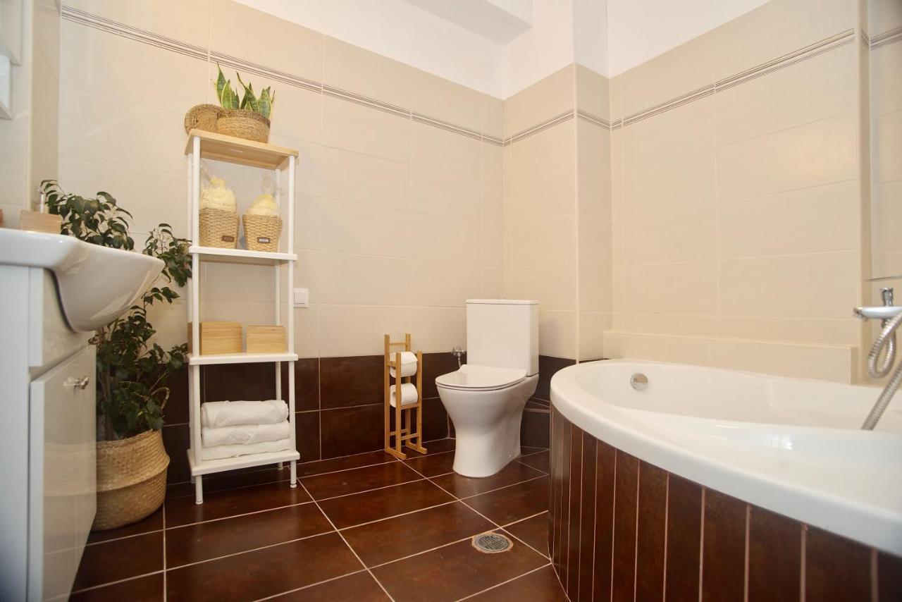 The Bluehouse - Spacious Top Floor Flat With Parking, By Mon Repos Beach Corfu (city) Exterior foto