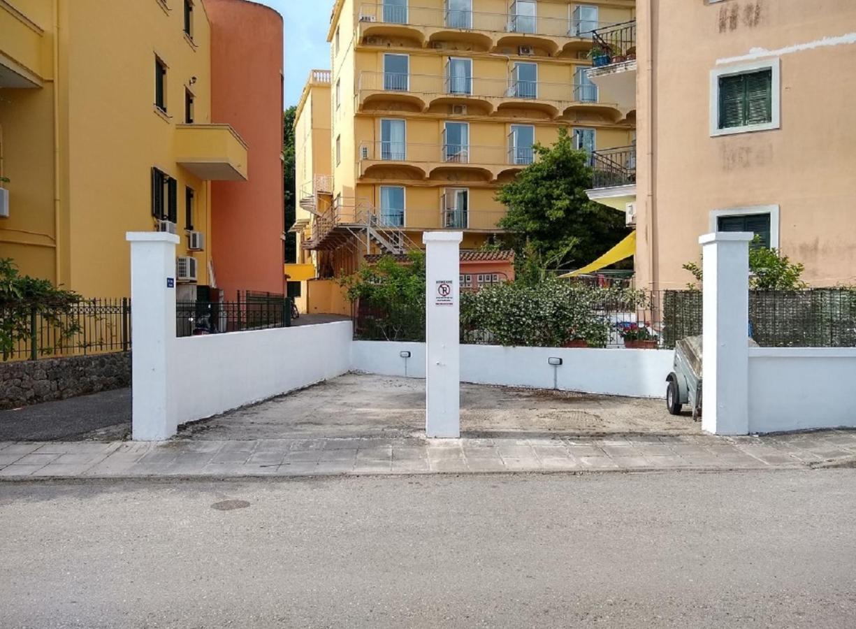 The Bluehouse - Spacious Top Floor Flat With Parking, By Mon Repos Beach Corfu (city) Exterior foto